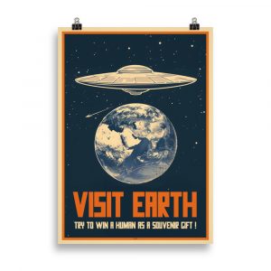 Poster Vintage Humoristique 'Travel to Earth' - Une illustration amusante d'une soucoupe volante au-dessus de la Terre, avec un texte humoristique 'Tentez de gagner un humain en cadeau souvenir.'