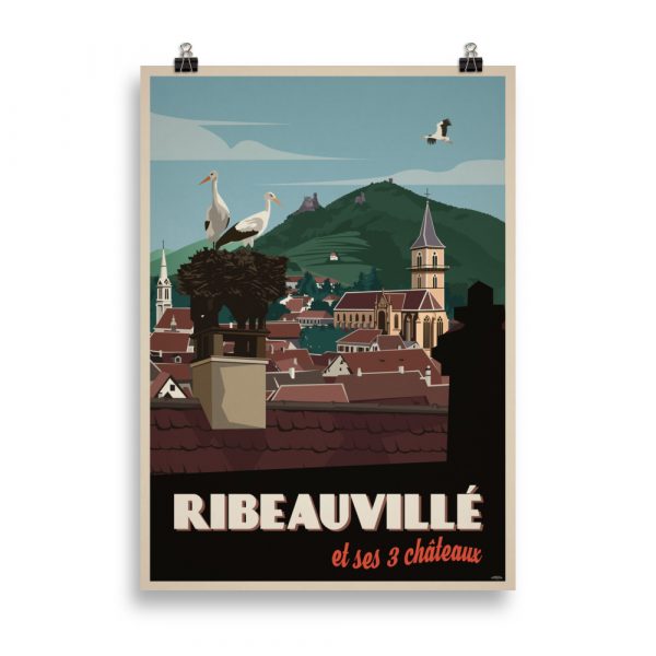 Vue pittoresque de Ribeauvillé avec ses trois châteaux médiévaux perchés sur les collines environnantes.