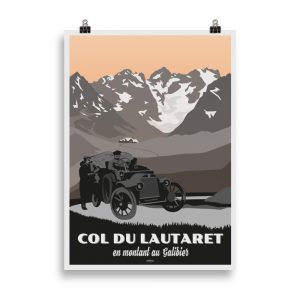 Affiche vintage représentant une route de montagne sinueuse montant vers le col du Galibier, avec des montagnes majestueuses en arrière-plan. Vintage poster depicting a winding mountain road climbing towards the Col du Galibier, with majestic mountains in the background.