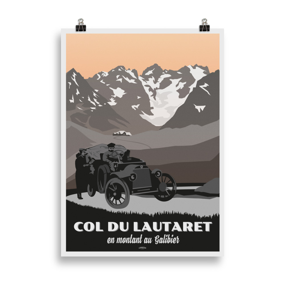 Affiche vintage représentant une route de montagne sinueuse montant vers le col du Galibier, avec des montagnes majestueuses en arrière-plan. Vintage poster depicting a winding mountain road climbing towards the Col du Galibier, with majestic mountains in the background.