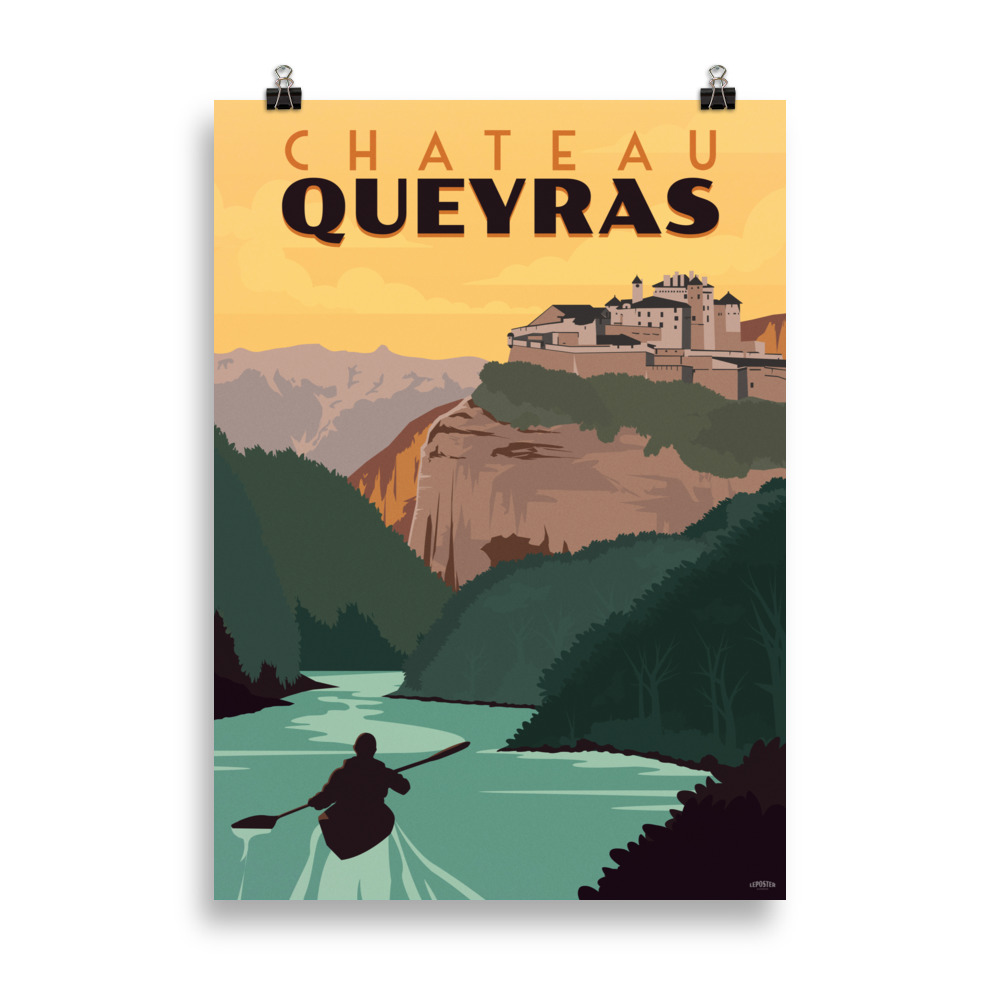 Affiche vintage représentant un kayakiste naviguant sur une rivière devant le Château de Queyras. Vintage poster depicting a kayaker paddling on a river in front of Château de Queyras.