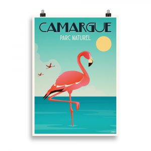 Affiche vintage représentant un flamant rose dans les paysages typiques de la Camargue, avec marais et ciel lumineux. Vintage poster depicting a pink flamingo in the typical landscapes of the Camargue, with marshes and a bright sky.
