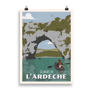 Affiche vintage représentant un kayakiste naviguant sur la rivière Ardèche avec le célèbre Pont d’Arc en arrière-plan. Vintage poster depicting a kayaker paddling on the Ardèche River with the famous Pont d’Arc in the background.