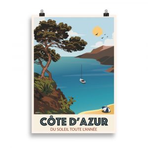 Affiche vintage illustrant une vue ensoleillée de la Côte d’Azur avec une femme élégante en robe d’été face à la mer Méditerranée, des palmiers et un ciel bleu éclatant. Vintage poster showing a sunny view of the French Riviera with an elegant woman in a summer dress facing the Mediterranean Sea, palm trees, and a bright blue sky.