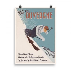 Affiche vintage représentant un skieur dévalant une pente enneigée d’Auvergne, avec des volcans en arrière-plan et un ciel lumineux. Vintage poster depicting a skier descending a snowy slope in Auvergne, with volcanoes in the background and a bright sky above.