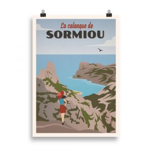 Affiche vintage représentant la Calanque de Sormiou près de Marseille, avec ses eaux turquoise, ses falaises calcaires et une barque méditerranéenne au premier plan. Vintage poster depicting the Calanque de Sormiou near Marseille, with turquoise waters, limestone cliffs, and a small Mediterranean boat in the foreground.