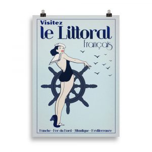Affiche vintage représentant une pin-up souriante en maillot rétro sur la plage, inspirée du style des années 1950, évoquant les littoraux français de la Mer du Nord à la Méditerranée. Vintage poster depicting a smiling pin-up in a retro swimsuit on the beach, inspired by 1950s style, evoking the French coastlines from the North Sea to the Mediterranean.