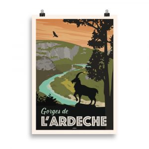 Affiche vintage représentant une chèvre sauvage surplombant les falaises des Gorges de l’Ardèche avec la rivière sinueuse en contrebas. Vintage poster depicting a wild goat overlooking the cliffs of the Ardèche Gorges with the winding river below.