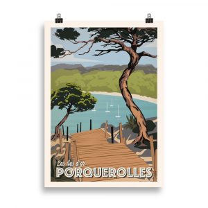 Affiche vintage représentant la plage d’Argent sur l’île de Porquerolles, avec sable clair, eaux turquoise et pins méditerranéens en arrière-plan. Vintage poster depicting Silver Beach on Porquerolles Island, with light sand, turquoise waters, and Mediterranean pine trees in the background.
