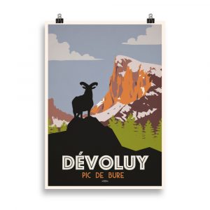 Affiche vintage représentant le Pic de Bure dans le massif du Dévoluy avec un mouflon au premier plan et les montagnes en arrière-plan. Vintage poster depicting Pic de Bure in the Dévoluy mountains with a mouflon in the foreground and mountains in the background.