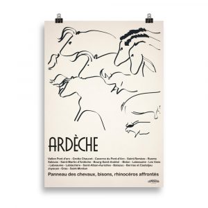 Affiche minimaliste représentant une peinture rupestre de la Grotte Chauvet en Ardèche, avec des formes d’animaux stylisées sur fond clair. Minimalist poster depicting a cave painting from Chauvet Cave in Ardèche, featuring stylized animal figures on a light background.