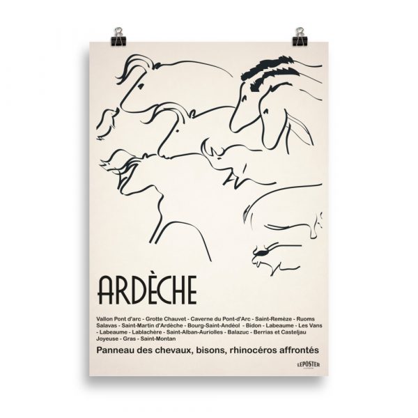 Affiche minimaliste représentant une peinture rupestre de la Grotte Chauvet en Ardèche, avec des formes d’animaux stylisées sur fond clair. Minimalist poster depicting a cave painting from Chauvet Cave in Ardèche, featuring stylized animal figures on a light background.