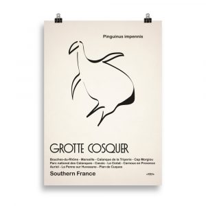 Affiche minimaliste représentant un pingouin dans la Grotte Cosquer à Marseille, avec des motifs rupestres sur fond clair. Minimalist poster depicting a penguin in Cosquer Cave in Marseille, with cave art motifs on a light background.