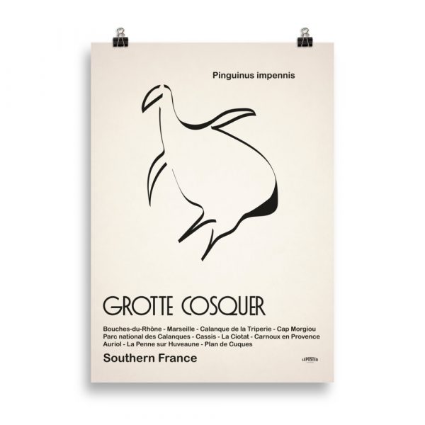 Affiche minimaliste représentant un pingouin dans la Grotte Cosquer à Marseille, avec des motifs rupestres sur fond clair. Minimalist poster depicting a penguin in Cosquer Cave in Marseille, with cave art motifs on a light background.