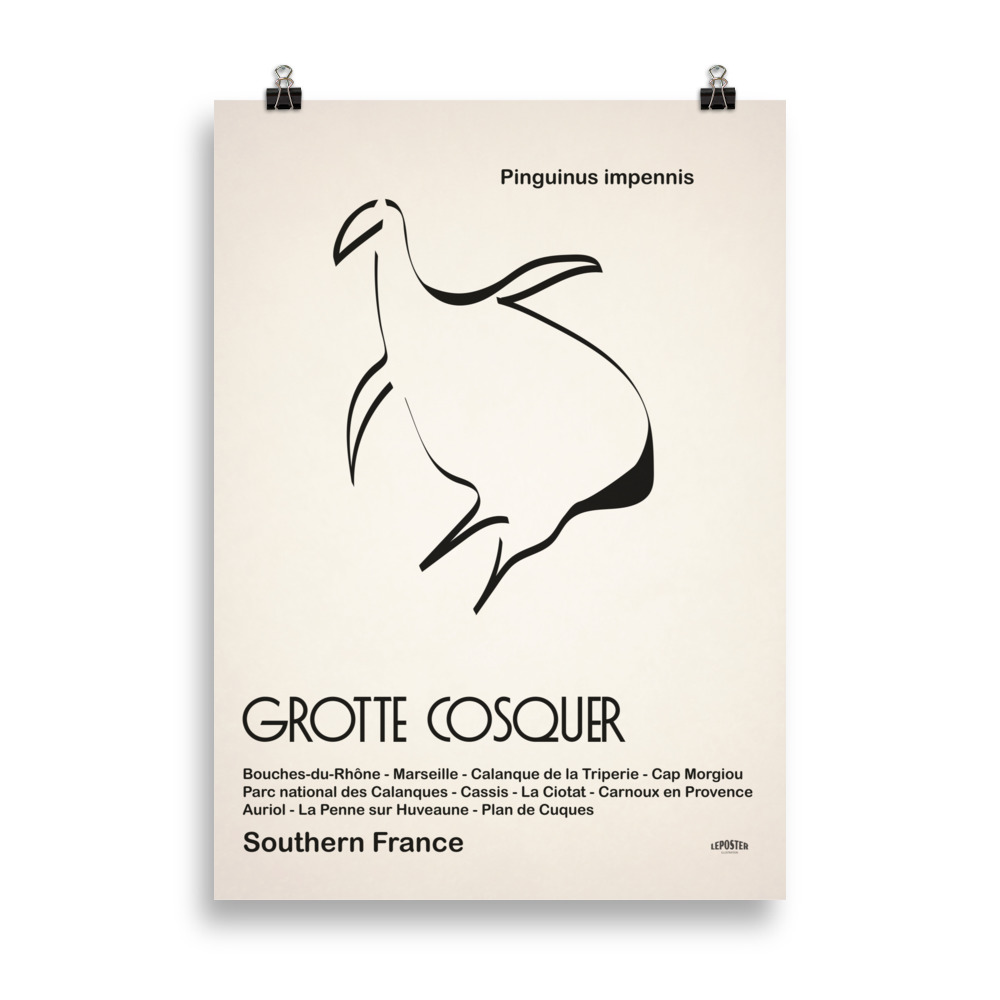 Affiche minimaliste représentant un pingouin dans la Grotte Cosquer à Marseille, avec des motifs rupestres sur fond clair. Minimalist poster depicting a penguin in Cosquer Cave in Marseille, with cave art motifs on a light background.