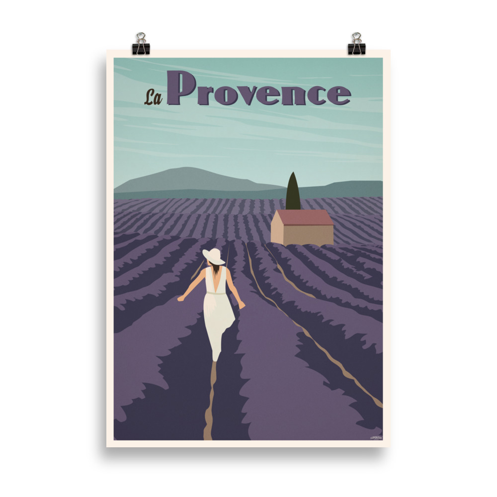 Affiche vintage représentant un champ de lavande en Provence avec des collines en arrière-plan sous un ciel bleu lumineux. Vintage poster depicting a lavender field in Provence with hills in the background under a bright blue sky.