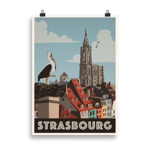 Affiche vintage représentant la ville de Strasbourg avec ses maisons à colombages et une cigogne sur un toit. Vintage poster depicting the city of Strasbourg with half-timbered houses and a stork on a roof.