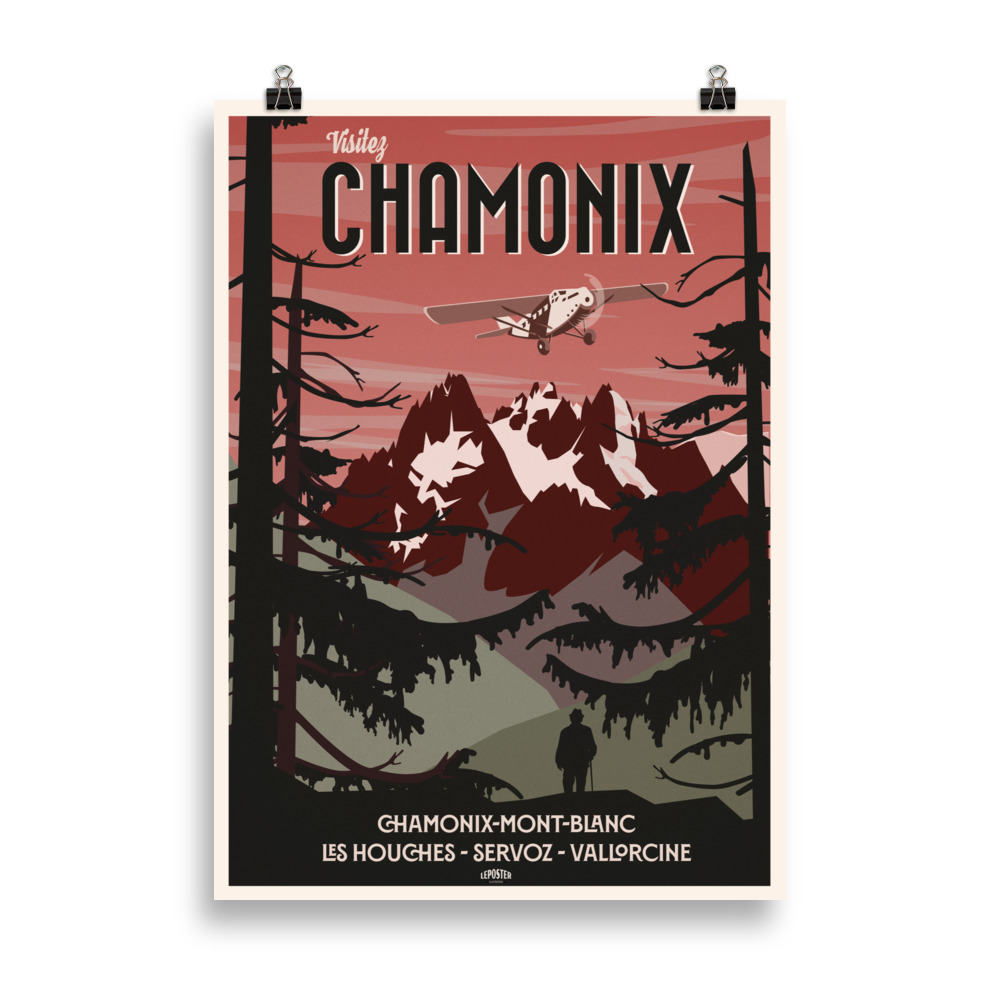 Affiche vintage représentant un avion de l’Aéropostale survolant Chamonix, avec le Mont-Blanc en arrière-plan et un ciel rouge alpin éclatant. Vintage travel poster showing an Aéropostale plane flying over Chamonix, with Mont Blanc in the background and a bright Alpine red sky.