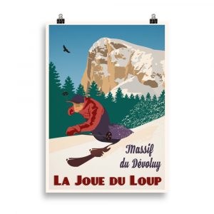 Affiche vintage représentant un skieur dévalant les pentes enneigées de La Joue du Loup dans le Massif du Dévoluy, avec les montagnes en arrière-plan et un ciel lumineux. Vintage poster showing a skier descending the snowy slopes of La Joue du Loup in the Dévoluy Massif, with mountains in the background and a bright sky.