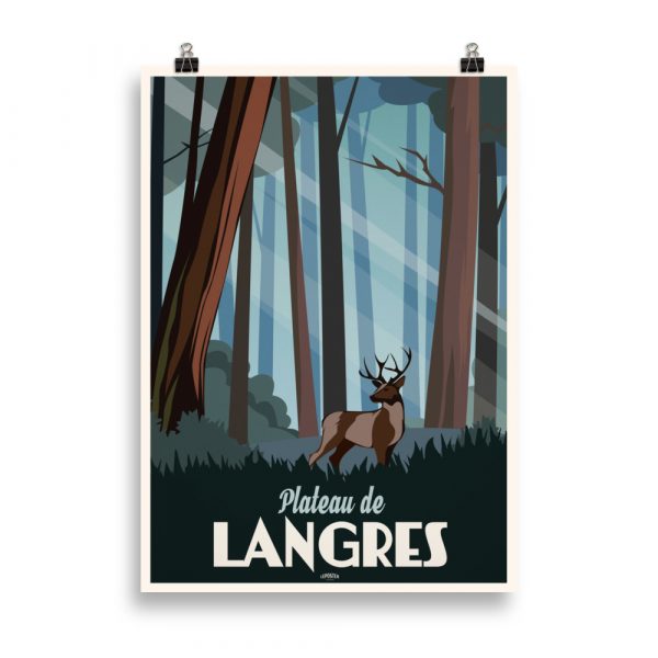 Affiche vintage représentant un cerf majestueux dans la forêt du Plateau de Langres, au cœur du Parc National de Forêts, entouré de pins et de brouillard matinal. Vintage poster showing a majestic deer in the forest of Plateau de Langres, within the National Forest Park, surrounded by pine trees and morning mist.
