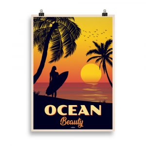 Affiche vintage représentant un coucher de soleil sur l’océan avec la silhouette d’une surfeuse au premier plan. Vintage poster showing a sunset over the ocean with a surfer silhouette in the foreground.