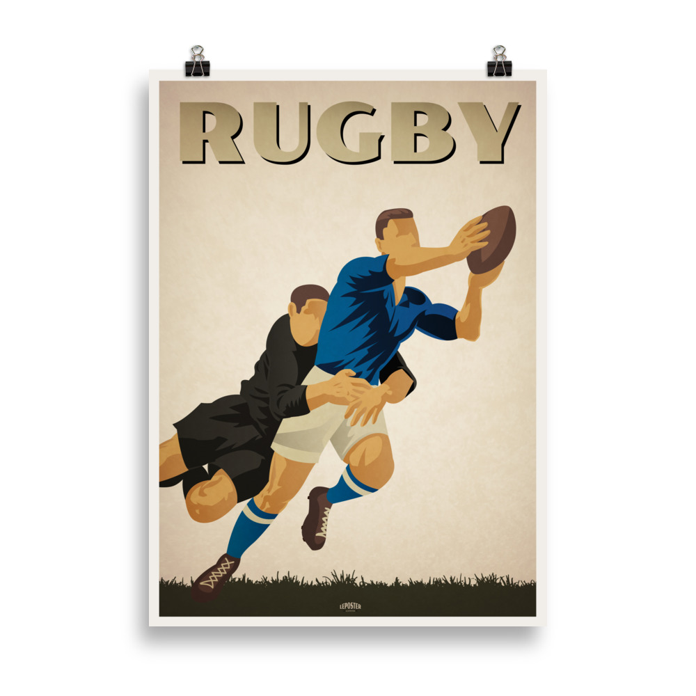 Affiche vintage représentant deux joueurs de rugby en plein match avec un plaquage intense. Vintage poster showing two rugby players in action with an intense tackle.