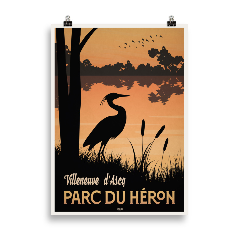 Affiche vintage représentant un héron au premier plan avec le lac et les arbres du Parc du Héron en arrière-plan, dans des tons chauds. Vintage poster depicting a heron in the foreground with the lake and trees of Parc du Heron in the background, in warm tones.