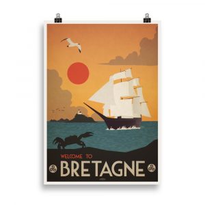 Affiche vintage représentant un vieux voilier naviguant sur une mer calme, avec un ciel lumineux et des côtes bretonnes en arrière-plan, dans un style rétro. Vintage poster depicting an old sailing ship on calm seas, with a bright sky and the Breton coast in the background, in a retro style.