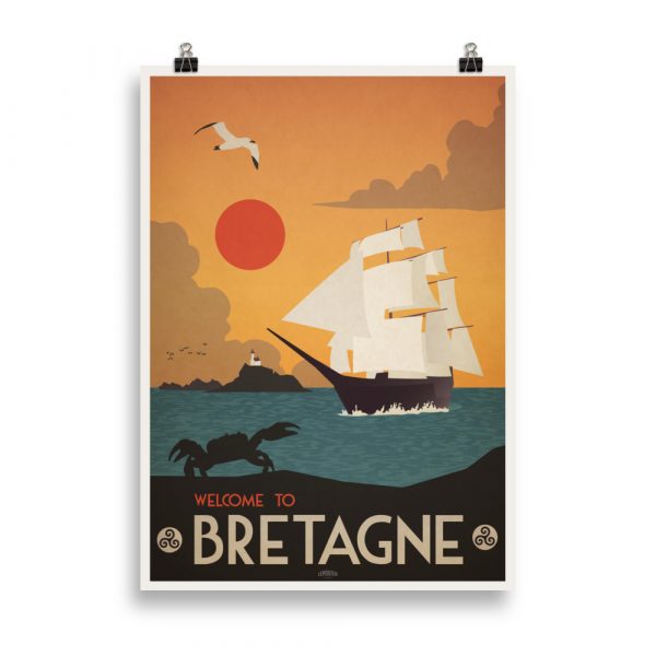 Affiche vintage représentant un vieux voilier naviguant sur une mer calme, avec un ciel lumineux et des côtes bretonnes en arrière-plan, dans un style rétro. Vintage poster depicting an old sailing ship on calm seas, with a bright sky and the Breton coast in the background, in a retro style.