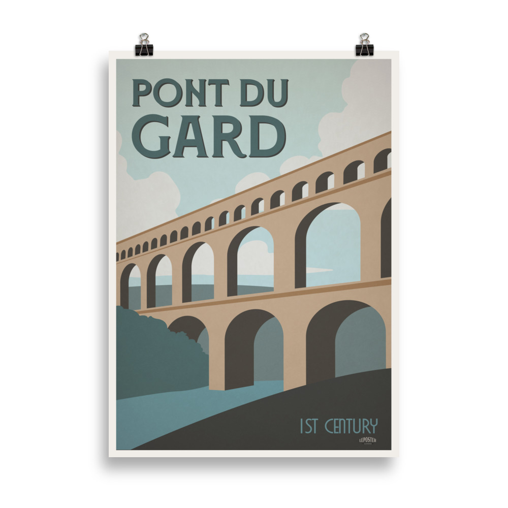 Affiche vintage minimaliste représentant le Pont du Gard sous un ciel clair, avec des formes épurées et des tons chauds inspirés du sud de la France. Vintage minimalist poster depicting the Pont du Gard under a clear sky, with clean shapes and warm tones inspired by southern France.