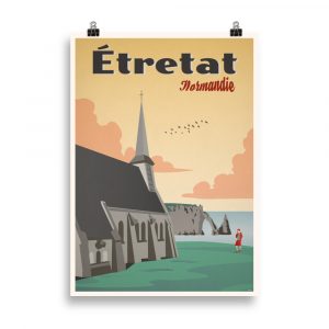 Affiche vintage représentant les falaises d’Étretat en Normandie, avec l’arche naturelle et la mer bleue sous un ciel lumineux. Vintage poster depicting the cliffs of Etretat in Normandy, with the natural arch and blue sea under a bright sky.