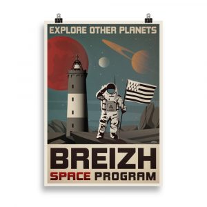 Affiche de style propagande vintage représentant un astronaute tenant le drapeau breton devant une fusée en forme de phare, dans des tons rétro inspirés de la science-fiction du XXᵉ siècle. Vintage propaganda-style poster depicting an astronaut holding the Breton flag in front of a rocket shaped like a lighthouse, in retro tones inspired by 20th-century science fiction.