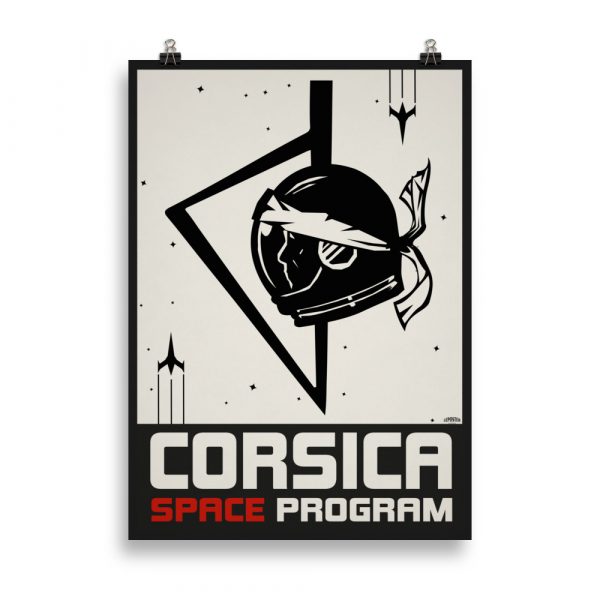 Affiche de style propagande vintage représentant une tête de Maure en cosmonaute, avec une silhouette simplifiée de la Corse en arrière-plan, dans des tons chauds et rétro inspirés de la science-fiction du XXᵉ siècle. Vintage propaganda-style poster depicting the Corsican Moor’s head as an astronaut, with a simplified outline of Corsica in the background, in warm retro tones inspired by mid-20th-century science fiction.