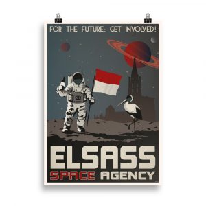 Affiche vintage représentant un astronaute tenant le drapeau alsacien "Rot un Wiss", accompagné d’une cigogne en tenue d’astronaute, dans des tons rétro et futuristes. Vintage poster depicting an astronaut holding the Alsatian flag "Rot un Wiss", accompanied by a stork in a spacesuit, in retro-futuristic tones.