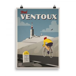 Affiche vintage représentant un cycliste gravissant le Mont Ventoux, avec le sommet emblématique et un ciel lumineux en arrière-plan, dans des tons rétro. Vintage poster depicting a cyclist climbing Mont Ventoux, with the iconic summit and a bright sky in the background, in retro tones.