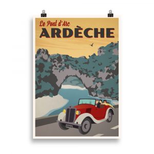 Affiche vintage représentant une voiture rétro circulant devant le Pont d’Arc en Ardèche, avec un ciel lumineux et des couleurs chaudes typiques des affiches de voyage vintage. Vintage poster depicting a retro car driving in front of the Pont d’Arc in Ardèche, with a bright sky and warm colors typical of vintage travel posters.