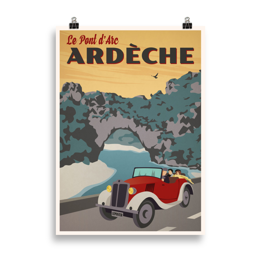 Affiche vintage représentant une voiture rétro circulant devant le Pont d’Arc en Ardèche, avec un ciel lumineux et des couleurs chaudes typiques des affiches de voyage vintage. Vintage poster depicting a retro car driving in front of the Pont d’Arc in Ardèche, with a bright sky and warm colors typical of vintage travel posters.