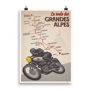 Affiche vintage représentant un motard en train de parcourir la Route des Grandes Alpes, avec les montagnes en arrière-plan et un ciel lumineux, dans des tons rétro. Vintage poster depicting a motorcyclist riding the Route of the Great Alps, with mountains in the background and a bright sky, in retro tones.
