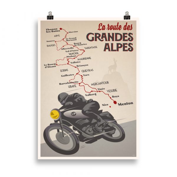 Affiche vintage représentant un motard en train de parcourir la Route des Grandes Alpes, avec les montagnes en arrière-plan et un ciel lumineux, dans des tons rétro. Vintage poster depicting a motorcyclist riding the Route of the Great Alps, with mountains in the background and a bright sky, in retro tones.