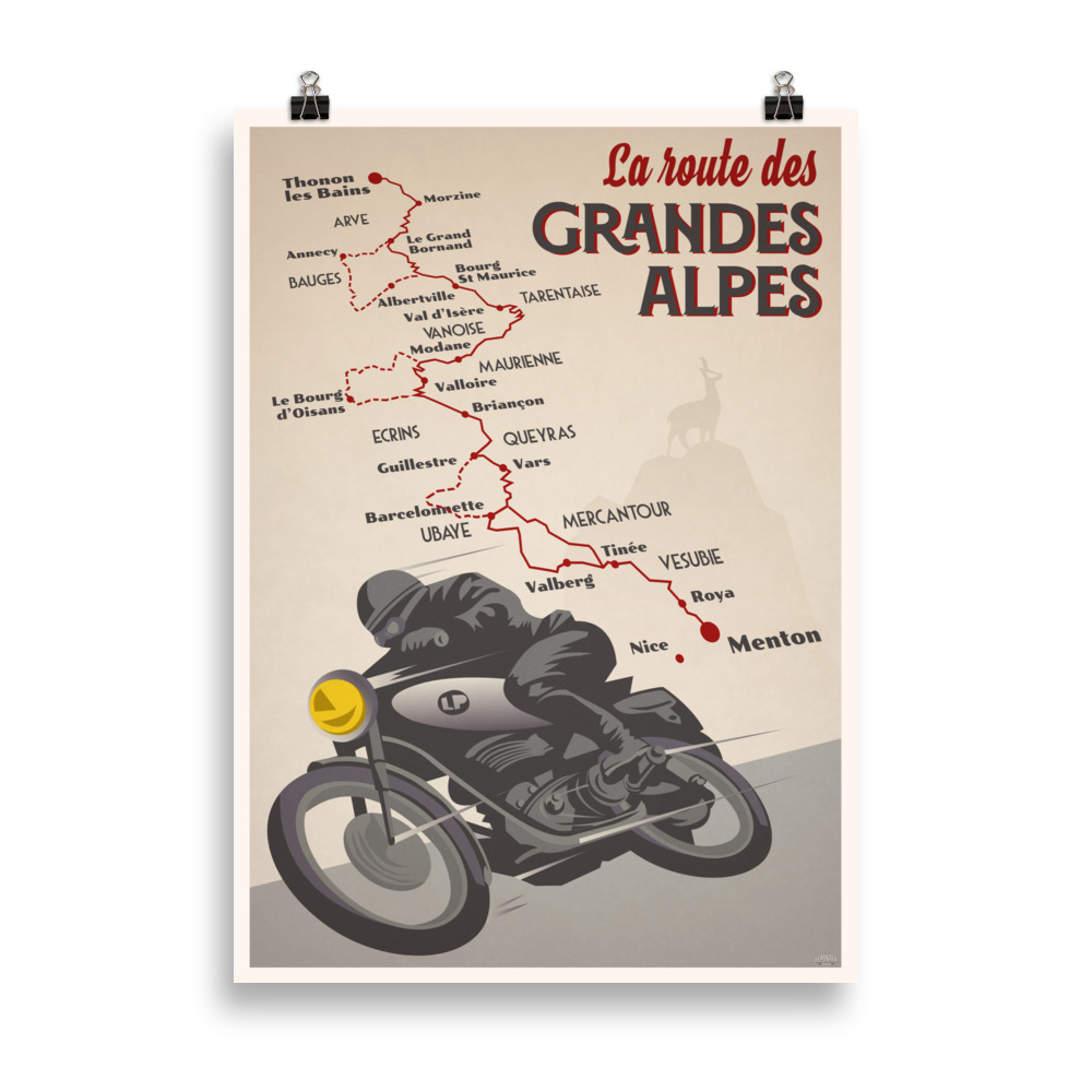 Affiche vintage représentant un motard en train de parcourir la Route des Grandes Alpes, avec les montagnes en arrière-plan et un ciel lumineux, dans des tons rétro. Vintage poster depicting a motorcyclist riding the Route of the Great Alps, with mountains in the background and a bright sky, in retro tones.