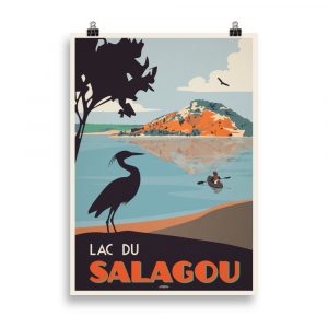 Affiche vintage représentant un héron au premier plan, posé au bord du Lac du Salagou, avec les collines rouges caractéristiques de l’Occitanie en arrière-plan, dans des tons chauds et naturels. Vintage poster depicting a heron in the foreground standing by Lake Salagou, with the red hills of Occitanie in the background, in warm and natural tones.