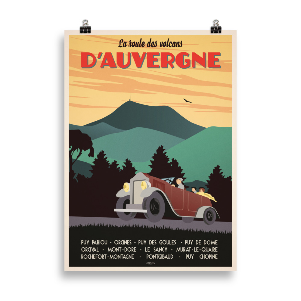 Affiche vintage représentant une voiture rétro au premier plan roulant sur une route sinueuse à travers les volcans d’Auvergne, avec des montagnes verdoyantes et un ciel bleu en arrière-plan. Vintage poster depicting a retro car in the foreground driving along a winding road through the volcanoes of Auvergne, with green mountains and a blue sky in the background.