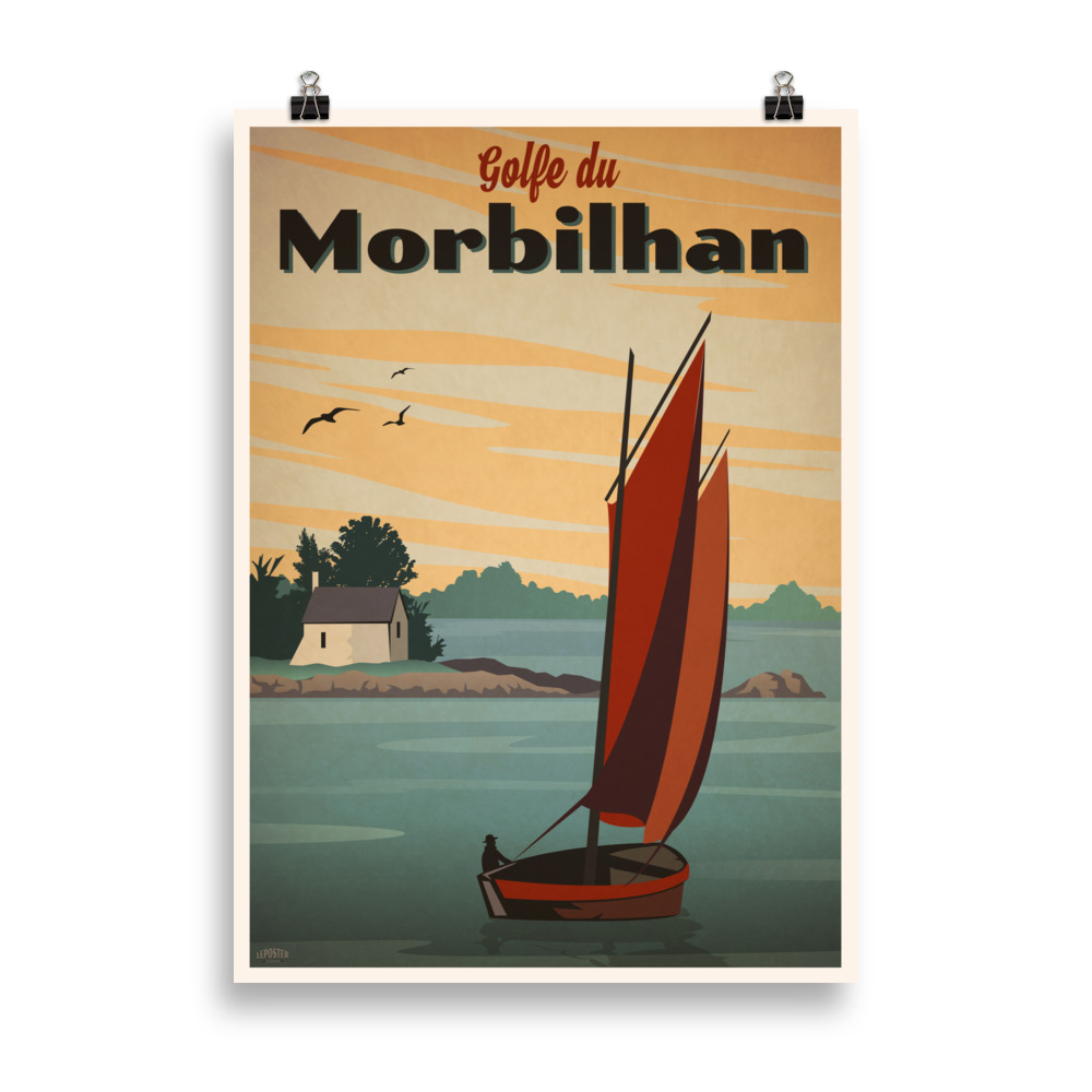 Affiche vintage représentant le Golfe du Morbihan avec ses îles et ses eaux calmes, dans des tons bleus et dorés évoquant la lumière bretonne, avec une barque ou un voilier en premier plan. Vintage poster depicting the Gulf of Morbihan with its islands and calm waters, in blue and golden tones evoking the Breton light, with a small boat or sailboat in the foreground.