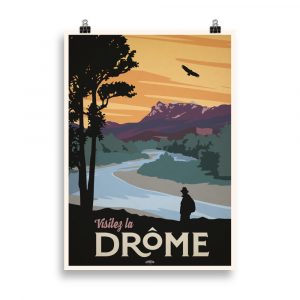 Affiche vintage représentant un promeneur au bord d’une rivière, entouré de montagnes et de nature verdoyante, dans des tons chauds et lumineux évoquant la douceur de vivre dans la Drôme. Vintage poster depicting a hiker standing by a river, surrounded by mountains and lush nature, in warm and bright tones evoking the gentle lifestyle of the Drôme region.