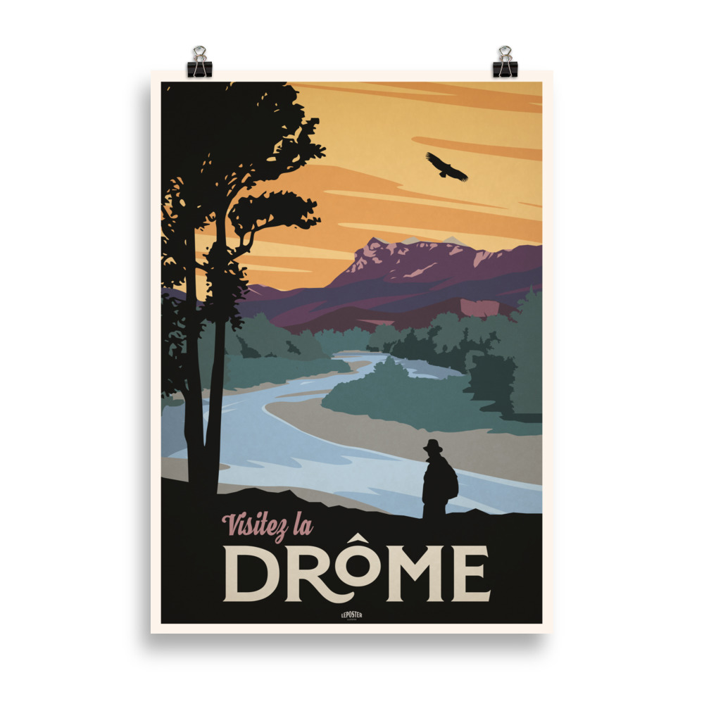 Affiche vintage représentant un promeneur au bord d’une rivière, entouré de montagnes et de nature verdoyante, dans des tons chauds et lumineux évoquant la douceur de vivre dans la Drôme. Vintage poster depicting a hiker standing by a river, surrounded by mountains and lush nature, in warm and bright tones evoking the gentle lifestyle of the Drôme region.