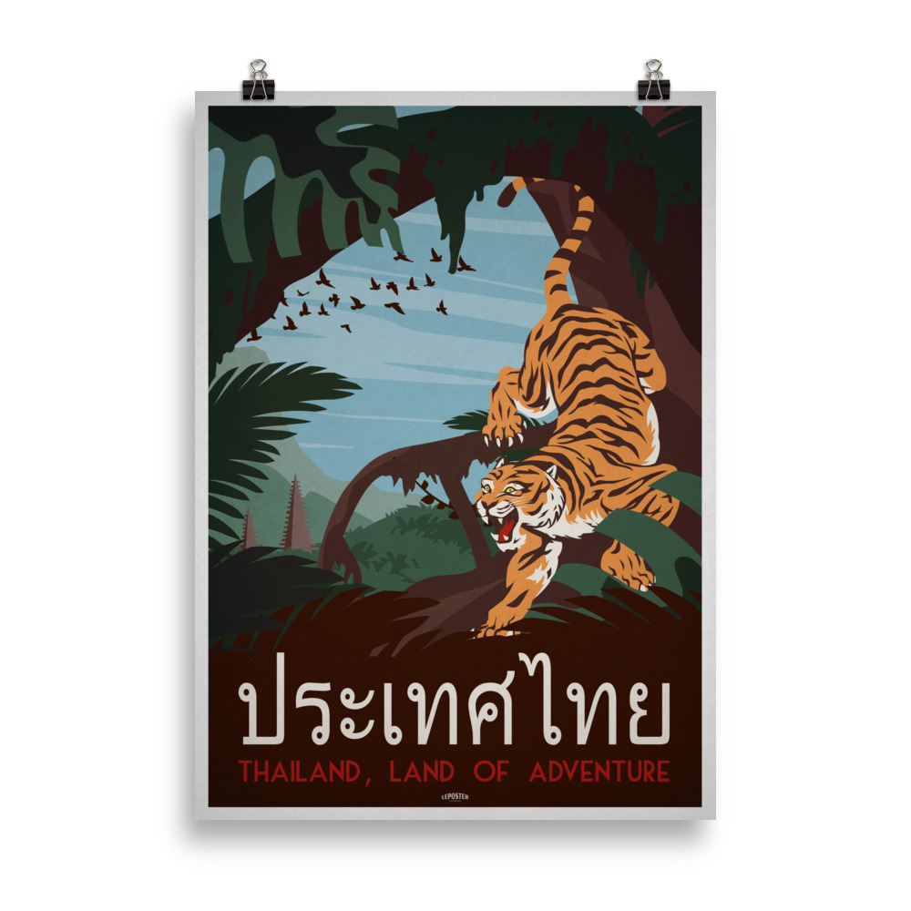 Affiche vintage représentant un tigre au premier plan dans une jungle luxuriante, avec les toits d’anciens temples thaïlandais visibles à l’arrière-plan, dans des tons verts et dorés. Vintage poster depicting a tiger in the foreground of a lush jungle, with the roofs of ancient Thai temples visible in the background, in green and golden tones.