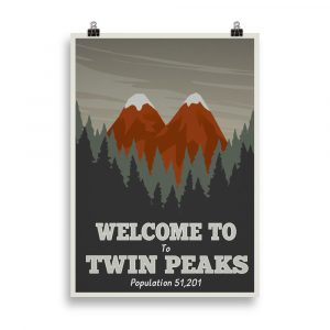 Affiche vintage représentant le paysage emblématique de Twin Peaks, avec les montagnes jumelles, une route sinueuse au premier plan et une forêt dense en arrière-plan, dans des tons verts et bruns rétro. Vintage poster depicting the iconic Twin Peaks landscape, with the twin mountains, a winding road in the foreground, and a dense forest in the background, in retro green and brown tones.