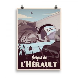 Affiche vintage représentant les Gorges de l’Hérault, avec la rivière au premier plan, les falaises rocheuses en arrière-plan et une végétation méditerranéenne luxuriante, dans des tons chauds et naturels. Vintage poster depicting the Gorges of the Hérault, with the river in the foreground, rocky cliffs in the background, and lush Mediterranean vegetation, in warm natural tones.