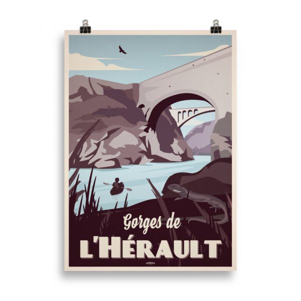 Affiche vintage représentant les Gorges de l’Hérault, avec la rivière au premier plan, les falaises rocheuses en arrière-plan et une végétation méditerranéenne luxuriante, dans des tons chauds et naturels. Vintage poster depicting the Gorges of the Hérault, with the river in the foreground, rocky cliffs in the background, and lush Mediterranean vegetation, in warm natural tones.