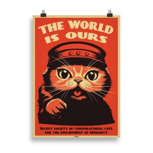 Affiche vintage représentant le portrait d’un chat dans un style soviétique, sur fond rouge, avec le message humoristique “The World is Ours”, dans un style propagande rétro. Vintage poster depicting a cat portrait in a Soviet-inspired style, on a red background, with the humorous “The World is Ours” message, in a retro propaganda style.